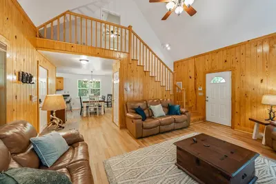 Image de Summer Retreat: 3br/3ba Cabin + Hot Tub & Game Room!