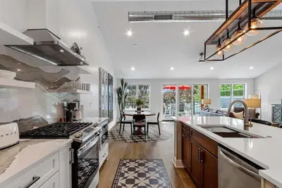 Image de The Lofts of Brick and Mortar-City Loft |Stylish |Walk-Out Balcony |2 Kings |Parking for 2 |Downtown