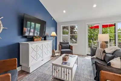 Image de The Lofts of Brick and Mortar-Lake Loft |Luxury |Walk-Out Balcony |2 Kings |Parking for 2 |Downtown