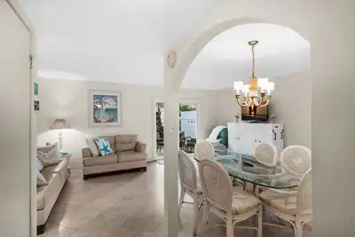 Image de Southbay 81 • Townhome w/ Seasonal Beach Service