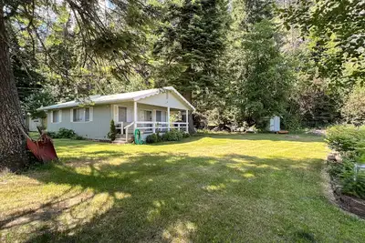 Image de Lakefront home with private dock, large yard, wood stove, firepit, grill, W\/D