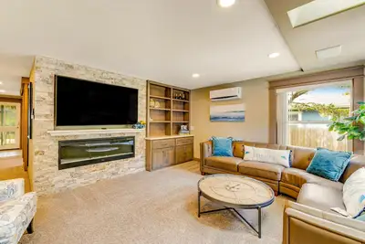 Image de Luxurious home with 3 suites, 3 fireplaces, game room & hot tub - walk to beach