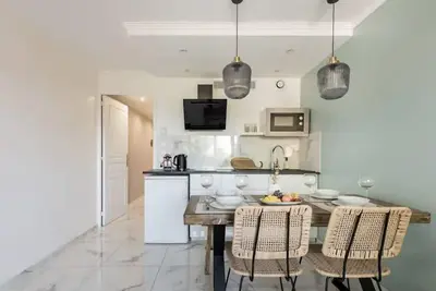 Image de Appartement moderne avec piscine et vue partielle sur la mer, parking