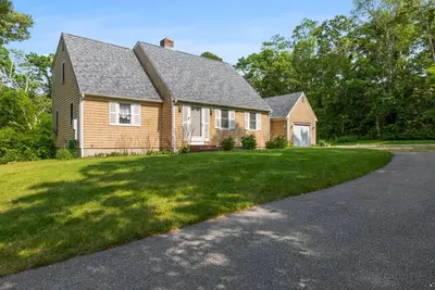 Image de Classic Home Located A Five Minute Drive From Sesuit Harbor