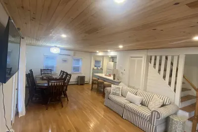 Image de The Sea Breezy vacation house, unit #1, sleeps 8. 5 min walk to the beach!