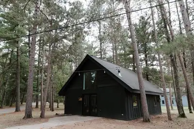 Image de Modern - Sequoia Cabin [2bd+2ba] on Clark Lake