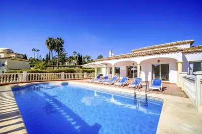 Stunning Villa with Scenic Views of Golf Course & Modern Open Plan Kitchen
