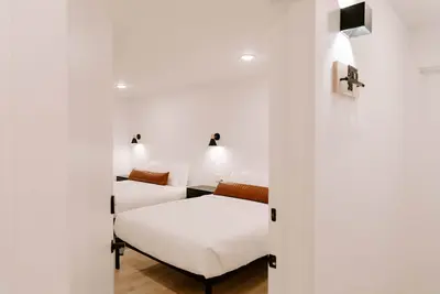 Image de Luxury Hotel Room with Balcony [2 bed, 1 bath]