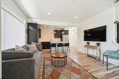 Image de Brand New Sunnyside 2 Bed 2. 5 Bath Carriage House