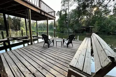 Image de Cozy waterfront camp with dock and boat slip. Multiple outdoor spaces to enjoy!