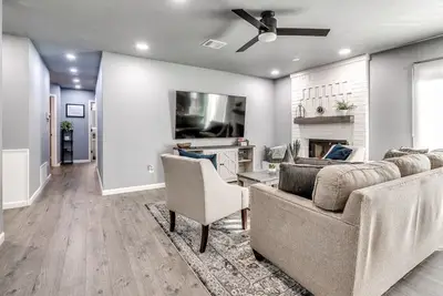 Image de Newly remodeled 5bd- just 10 mins from airport!