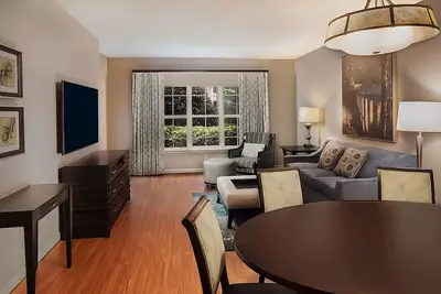 Image de Family Fun Retreat near Theme Parks! Outdoor Pool, Full Kitchen, Free Parking!