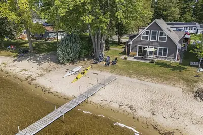 Image de LakeFront - Renovated Family Getaway with Dock!