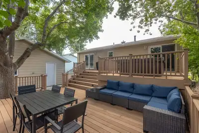 Image de Centrally located, huge shaded patio with hot tub! Entire place to yourself!