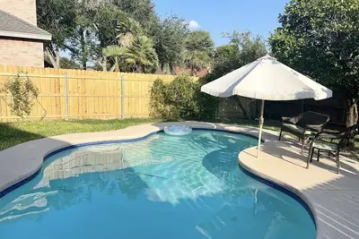 Image de The Book and Bed Pool House!