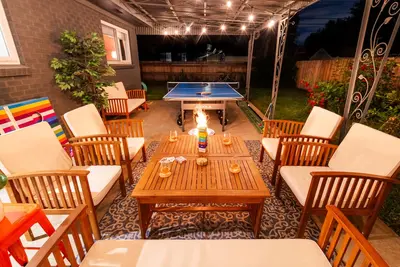 Image de Retro Rooms: Ping-Pong, Fire-Pit, Game Room, Families + Dogs + Fenced Yard