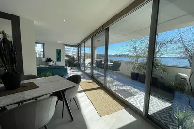 Lakeview Luxe - Pool, Gym, Tesla Ev Charger - Prime Kingston Foreshore Location!