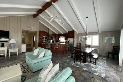 Image de Classic Stone Harbor home 1 block from the beach!