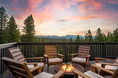 Image de Serene Retreat: Amazing Views, HotTub, Sauna with Xbox