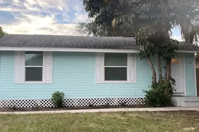 Image de cozy and cheerful 2 bedroom home minutes to the beach!