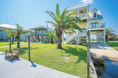 Image de Shore to Please Bay St Louis, 4 bd waterfront retreat with private boat launch