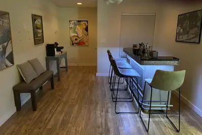 Image de South First 3 Bedroom Home with Office and Bar!