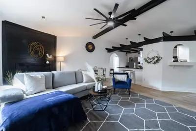 Image de Welcome to our Carrot Patch! This beautiful home is in the heart of Fayetteville