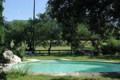 Image de Gite climatisé et grand jardin, vue sur monts du Vaucluse et Piscine