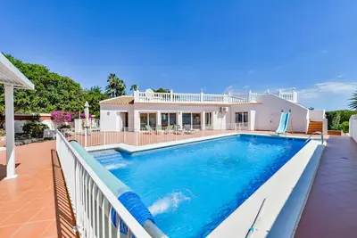 Villa à louer à Moraira Lola, pour 9 pax avec piscine privée, idéale pour les familles.