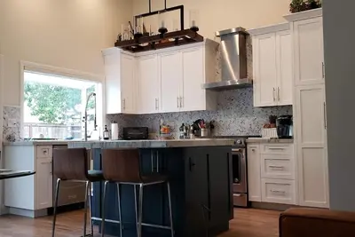 Image de Available for Race Season. Renovated, quiet, Master on main floor, close to all.