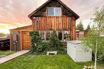 Image de Taos Junction is a 19-century stable, remodeled into a beautiful modern home.