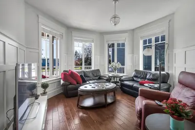 Image de Big Beautiful House with private suite +high-end massage chair