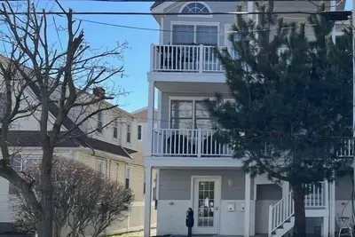 Image de Tastefully remodeled and decorated end unit on beach block!