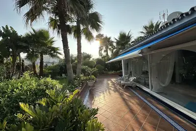 Image de 1st beach line / vacation home with private beach access and 2nd terrace facing the sea