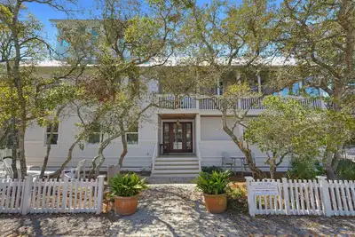 Image de Renovated beach house in Seaside, Florida sleeping 10 + 2 Adult Bikes!