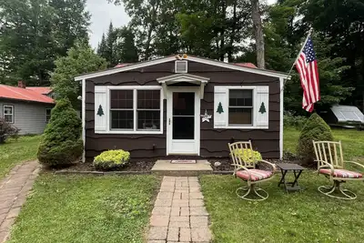 Image de Charming Eagle Bay Cottage — 2 min walk to private Fourth Lake beach!