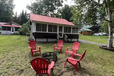 Image de Welcoming Eagle Bay Cottage — 2 min walk to private Fourth Lake beach!