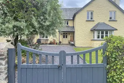 Image de Gorgeous farmhouse, sleeps 14 + hot tub. Enclosed garden