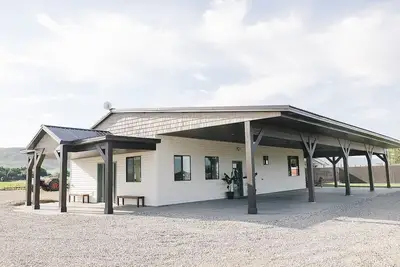 Image de Cow Palace \nExperience Rustic Charm and Tranquility at our Old Milk Barn.