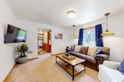Image de Inviting home with full kitchen, patio, firepit, & W/D