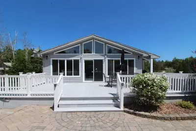 Image de 4 min Walk to sand beach & 4 water bodies. Central Ac. 4 Fridges. Kid-friendly.