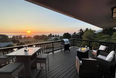 Image de Panoramic Ocean View - Game Room - Fire Pit - Large Deck - Casino - Redwoods