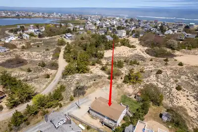 Image de 2 Units\/6br, Pet-Friendly - Large Yard - Walk to beach