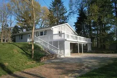 Image de Country Setting Family-Sized House Minutes from Entertainment and Amenities