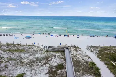 Image de Remodeled condo near the beach sleeps 4 on Okaloosa Island