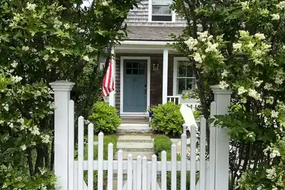 Image de New! Well-Appointed Town Hideaway & Couples Retreat