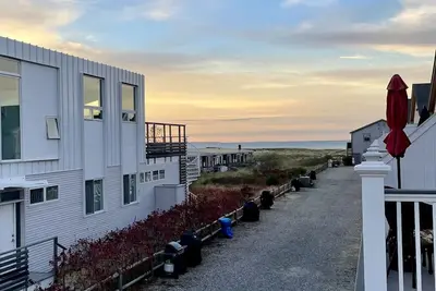 Image de Ocean views, private access to beach, quiet, comfortable condo in far east Ptown