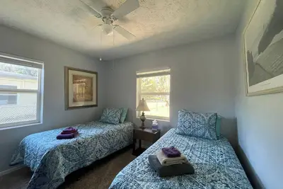 Image de Pet friendly Comfortable 2 bedroom with huge yard and Ev charging lvl1