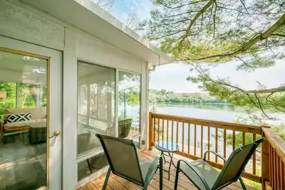 Image de Koselig Cottage on Medicine Lake w/ Chef's Kitchen, Coffee Bar, Arcade & Dock