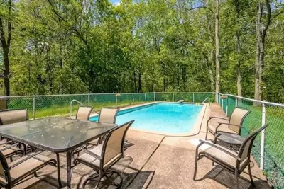Image de * Pool Escape ~ Close to Waverly Beach & Trails